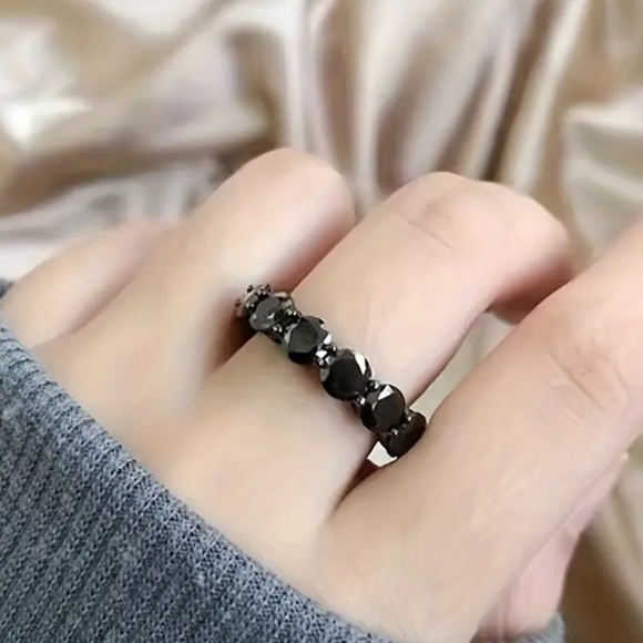 7 Ct Black Diamond Moissanite Ring 18K Gold men's wedding band - Picture 5 of 7